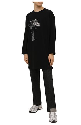 Мужская хлопковый лонгслив YOHJI YAMAMOTO черного цвета по цене 29750 руб., арт. HX-T95-077 | Фото 2 Мужская хлопковый лонгслив YOHJI YAMAMOTO черного цвета, арт. HX-T95-077 | Фото 2 (Материал внешний: Хлопок; Принт: С принтом; Рукава: Длинные; Длина (для топов): Удлиненные)