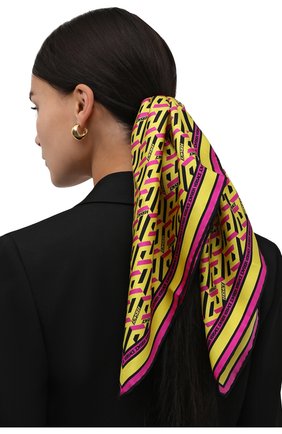 Женский шелковый платок VERSACE желтого цвета по цене 21050 руб., арт. 1001601/1A01902 | Фото 2 Женский шелковый платок VERSACE желтого цвета, арт. 1001601/1A01902 | Фото 2 (Материал: Текстиль, Шелк; Принт: С принтом)