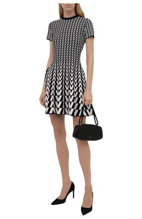 Женское платье из вискозы VALENTINO черно-белого цвета по цене 163500 руб., арт. WB0KDB056RP | Фото 2 Женское платье из вискозы VALENTINO черно-белого цвета, арт. WB0KDB056RP | Фото 2 (Рукава: Короткие; Длина Ж (юбки, платья, шорты): Мини; Материал внешний: Вискоза; Стили: Гламурный; Случай: Повседневный; Кросс-КТ: Трикотаж; Женское Кросс-КТ: Платье-одежда)