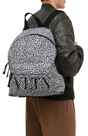 Мужской текстильный рюкзак VALENTINO белого цвета по цене 77450 руб., арт. WY0B0993/HQZ | Фото 2 Мужской текстильный рюкзак VALENTINO белого цвета, арт. WY0B0993/HQZ | Фото 2 (Материал: Текстиль; Размер: large)