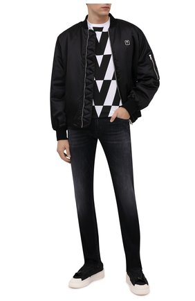 Мужская хлопковая футболка VALENTINO черно-белого цвета по цене 42900 руб., арт. WV0MG10V7WV | Фото 2 Мужская хлопковая футболка VALENTINO черно-белого цвета, арт. WV0MG10V7WV | Фото 2 (Материал внешний: Хлопок; Рукава: Короткие; Длина (для топов): Стандартные; Принт: С принтом; Стили: Кэжуэл)