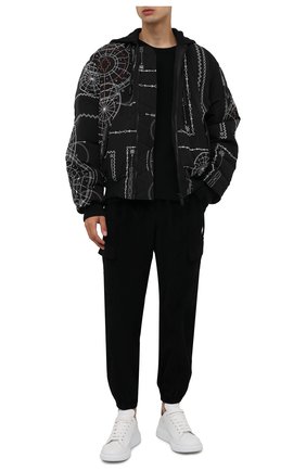 Мужские хлопковые джоггеры MARCELO BURLON черного цвета по цене 49950 руб., арт. CMCA173F21FAB001 | Фото 2 Мужские хлопковые джоггеры MARCELO BURLON черного цвета, арт. CMCA173F21FAB001 | Фото 2 (Материал внешний: Хлопок; Силуэт М (брюки): Джоггеры, Карго; Мужское Кросс-КТ: Брюки-трикотаж; Стили: Спорт-шик; Длина (брюки, джинсы): Стандартные)