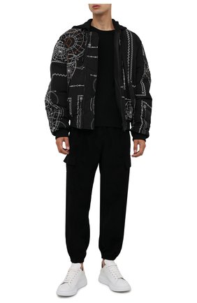 Мужской утепленный бомбер MARCELO BURLON черного цвета по цене 89850 руб., арт. CMEH028F21FAB002 | Фото 2 Мужской утепленный бомбер MARCELO BURLON черного цвета, арт. CMEH028F21FAB002 | Фото 2 (Материал подклада: Синтетический материал; Материал внешний: Синтетический материал; Рукава: Длинные; Длина (верхняя одежда): Короткие; Кросс-КТ: Куртка; Мужское Кросс-КТ: утепленные куртки; Стили: Кэжуэл; Принт: С принтом)