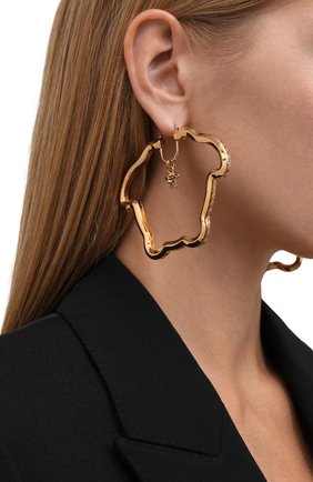 Женские серьги VERSACE золотого цвета по цене 71800 руб., арт. 1001490/1A00620 | Фото 2 Женские серьги VERSACE золотого цвета, арт. 1001490/1A00620 | Фото 2 (Материал: Металл)