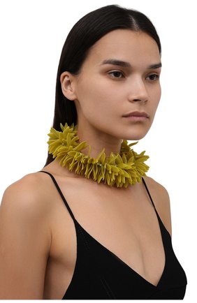 Женское колье DRIES VAN NOTEN желтого цвета по цене 74650 руб., арт. 212-039108-065 | Фото 2 Женское колье DRIES VAN NOTEN желтого цвета, арт. 212-039108-065 | Фото 2 (Материал: Металл)