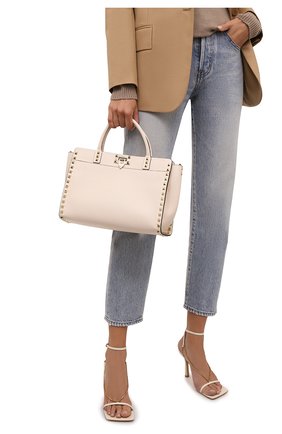 Женская сумка rockstud small VALENTINO кремвого цвета по цене 155500 руб., арт. WW2B0I15/VSF | Фото 2 Женская сумка rockstud small VALENTINO кремвого цвета, арт. WW2B0I15/VSF | Фото 2 (Материал: Натуральная кожа; Ремень/цепочка: На ремешке; Размер: small; Сумки-технические: Сумки top-handle, Сумки через плечо)