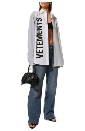 Женская хлопковая рубашка VETEMENTS белого цвета по цене 77500 руб., арт. UA52SH650S 1012/W | Фото 2 Женская хлопковая рубашка VETEMENTS белого цвета, арт. UA52SH650S 1012/W | Фото 2 (Рукава: Длинные; Материал внешний: Хлопок; Длина (для топов): Удлиненные; Женское Кросс-КТ: Рубашка-одежда; Принт: С принтом, Полоска; Стили: Гранж)