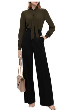 Женская шелковая блузка SAINT LAURENT хаки цвета по цене 79950 руб., арт. 660892/Y100W | Фото 2 Женская шелковая блузка SAINT LAURENT хаки цвета, арт. 660892/Y100W | Фото 2 (Материал внешний: Шелк; Рукава: Длинные; Длина (для топов): Стандартные; Женское Кросс-КТ: Блуза-одежда; Принт: Без принта; Стили: Кэжуэл)