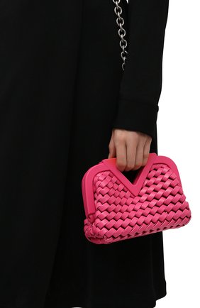 Женская сумка point small BOTTEGA VENETA фуксия цвета по цене 233500 руб., арт. 666860/V14N1 | Фото 2 Женская сумка point small BOTTEGA VENETA фуксия цвета, арт. 666860/V14N1 | Фото 2 (Материал: Натуральная кожа; Сумки-технические: Сумки top-handle, Сумки через плечо; Ремень/цепочка: На ремешке; Размер: small; Женское Кросс-КТ: Вечерняя сумка)