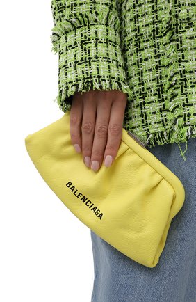 Женский клатч cloud xs BALENCIAGA желтого цвета по цене 62850 руб., арт. 618895/1IZ03 | Фото 2 Женский клатч cloud xs BALENCIAGA желтого цвета, арт. 618895/1IZ03 | Фото 2 (Материал: Натуральная кожа; Женское Кросс-КТ: Клатч-клатчи; Размер: small; Ремень/цепочка: На ремешке)