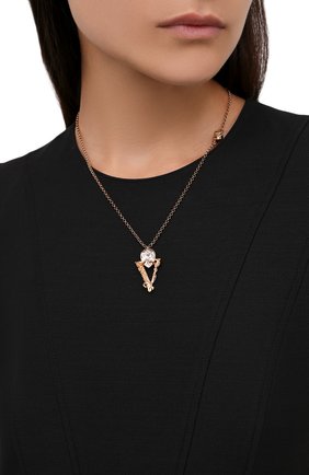 Женская кулон на цепочке virtus VERSACE золотого цвета по цене 40950 руб., арт. 1000887/1A00621 | Фото 2 Женская кулон на цепочке virtus VERSACE золотого цвета, арт. 1000887/1A00621 | Фото 2 (Материал: Металл)