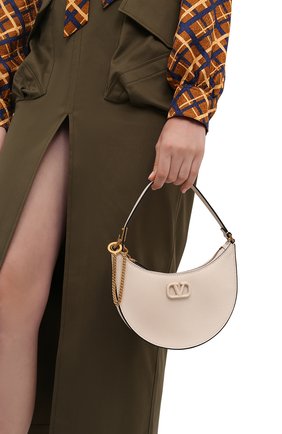 Женская сумка vsling mini VALENTINO кремвого цвета по цене 74000 руб., арт. WW2P0W19/RQR | Фото 2 Женская сумка vsling mini VALENTINO кремвого цвета, арт. WW2P0W19/RQR | Фото 2 (Материал: Натуральная кожа; Сумки-технические: Сумки top-handle; Размер: mini)