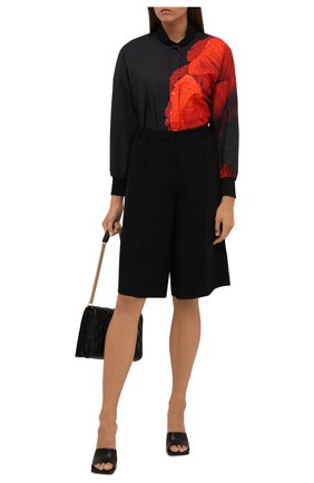 Женская хлопковая рубашка ALEXANDER MCQUEEN разноцветного цвета по цене 113500 руб., арт. 679604/QZAEE | Фото 2 Женская хлопковая рубашка ALEXANDER MCQUEEN разноцветного цвета, арт. 679604/QZAEE | Фото 2 (Длина (для топов): Удлиненные; Материал внешний: Хлопок; Рукава: Длинные; Женское Кросс-КТ: Рубашка-одежда; Принт: С принтом; Стили: Кэжуэл)