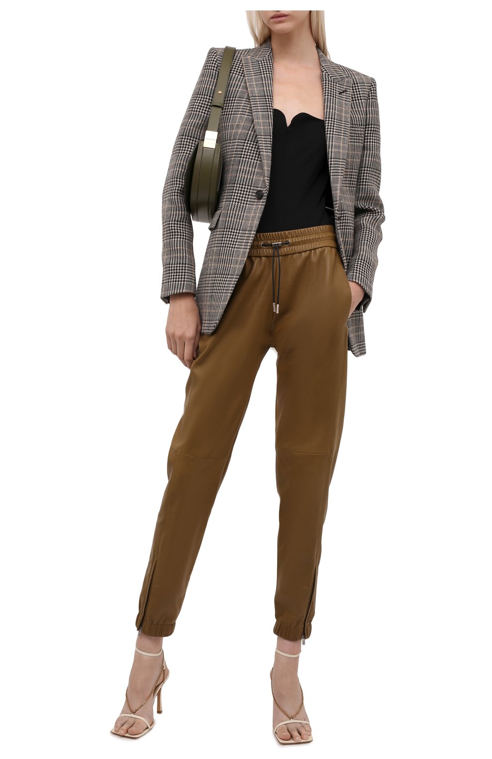 Женские кожаные брюки SAINT LAURENT бежевого цвета, арт. 664622/Y50A2 | Фото 2 (Длина (брюки, джинсы): Стандартные; Женское Кросс-КТ: Брюки-одежда, Кожаные брюки; Силуэт Ж (брюки и джинсы): Джоггеры; Материал внешний: Натуральная кожа; Стили: Кэжуэл)