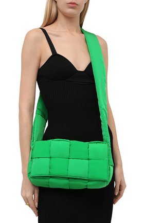 Мужская текстильная сумка padded tech cassette BOTTEGA VENETA зеленого цвета по цене 99500 руб., арт. 628951/VB081 | Фото 2 Мужская текстильная сумка padded tech cassette BOTTEGA VENETA зеленого цвета, арт. 628951/VB081 | Фото 2 (Материал: Текстиль; Ремень/цепочка: На ремешке)