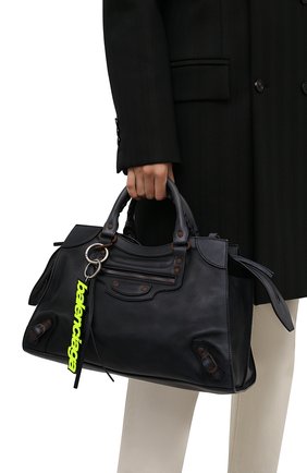Женская сумка neo classic BALENCIAGA темно-синего цвета по цене 197000 руб., арт. 654907/2VP1V | Фото 2 Женская сумка neo classic BALENCIAGA темно-синего цвета, арт. 654907/2VP1V | Фото 2 (Материал: Натуральная кожа; Размер: large; Ремень/цепочка: На ремешке; Сумки-технические: Сумки top-handle, Сумки через плечо)