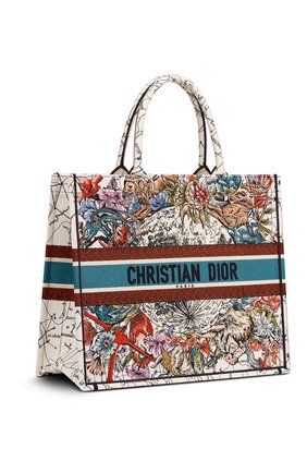 Женский сумка dior book tote DIOR бежевого цвета по цене 280000 руб., арт. M1286ZRHPM941 | Фото 2 Женский сумка dior book tote DIOR бежевого цвета, арт. M1286ZRHPM941 | Фото 2 (Материал: Текстиль; Сумки-технические: Сумки-шопперы)