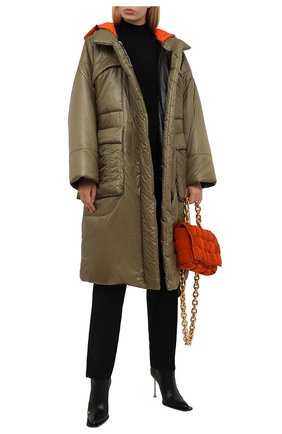 Женский пуховик VERSACE хаки цвета по цене 258000 руб., арт. 1000751/1A00594 | Фото 2 Женский пуховик VERSACE хаки цвета, арт. 1000751/1A00594 | Фото 2 (Материал внешний: Синтетический материал; Материал подклада: Синтетический материал; Длина (верхняя одежда): До колена; Рукава: Длинные; Стили: Спорт-шик; Кросс-КТ: Пуховик)