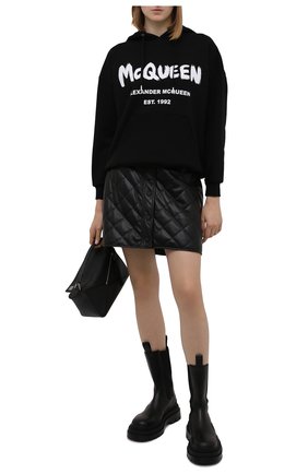 Женский хлопковое худи ALEXANDER MCQUEEN черно-белого цвета по цене 49600 руб., арт. 674882/QZAD5 | Фото 2 Женский хлопковое худи ALEXANDER MCQUEEN черно-белого цвета, арт. 674882/QZAD5 | Фото 2 (Материал внешний: Хлопок; Длина (для топов): Стандартные; Рукава: Длинные; Стили: Спорт-шик; Женское Кросс-КТ: Худи-одежда)