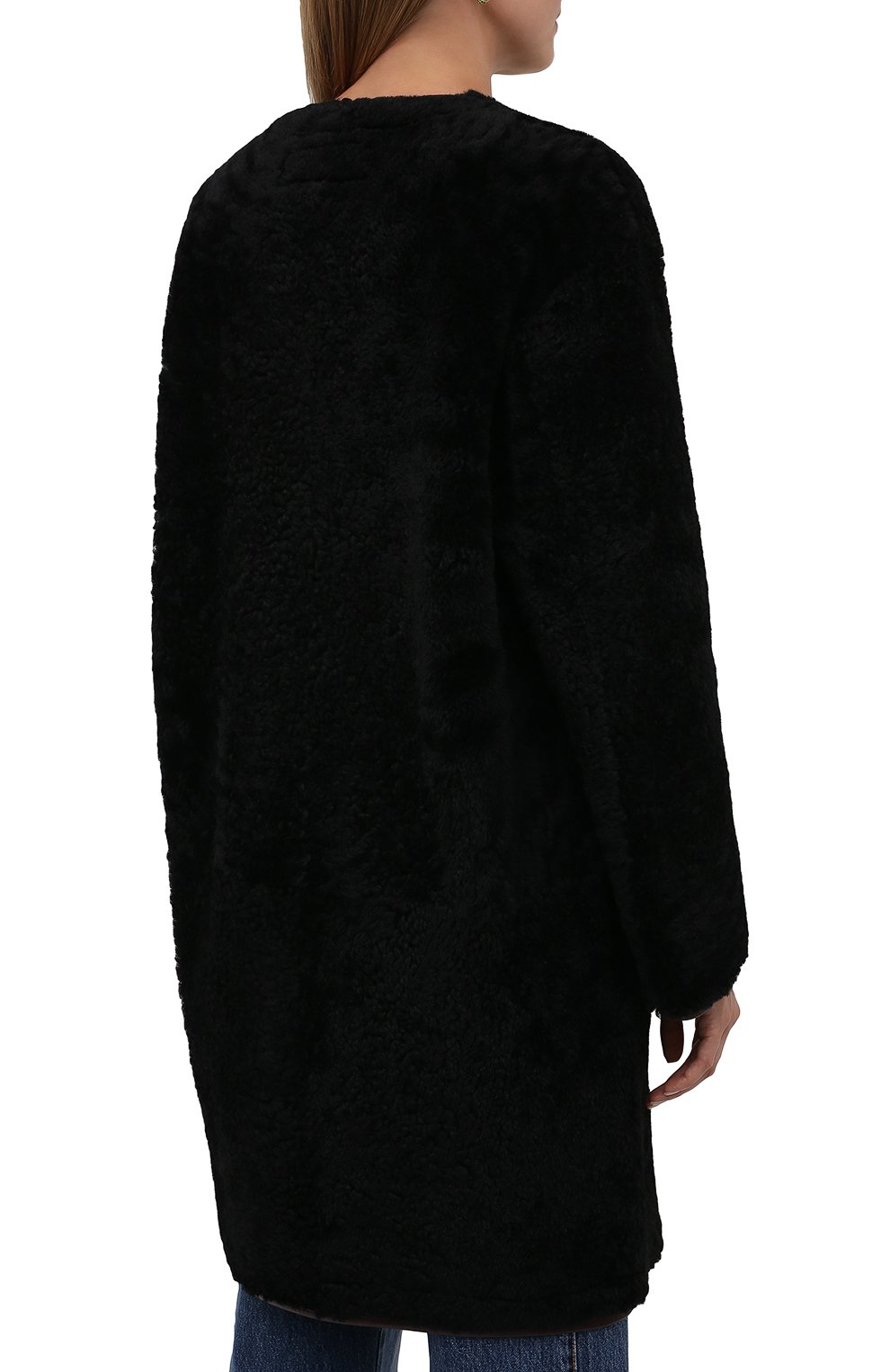 Женская шуба из овчины CHLOÉ черного цвета, арт. CHC21ACM12205 | Фото 4 (Женское Кросс-КТ: Мех; Рукава: Длинные; Материал внешний: Натуральный мех; Длина (верхняя одежда): До колена; Стили: Кэжуэл)