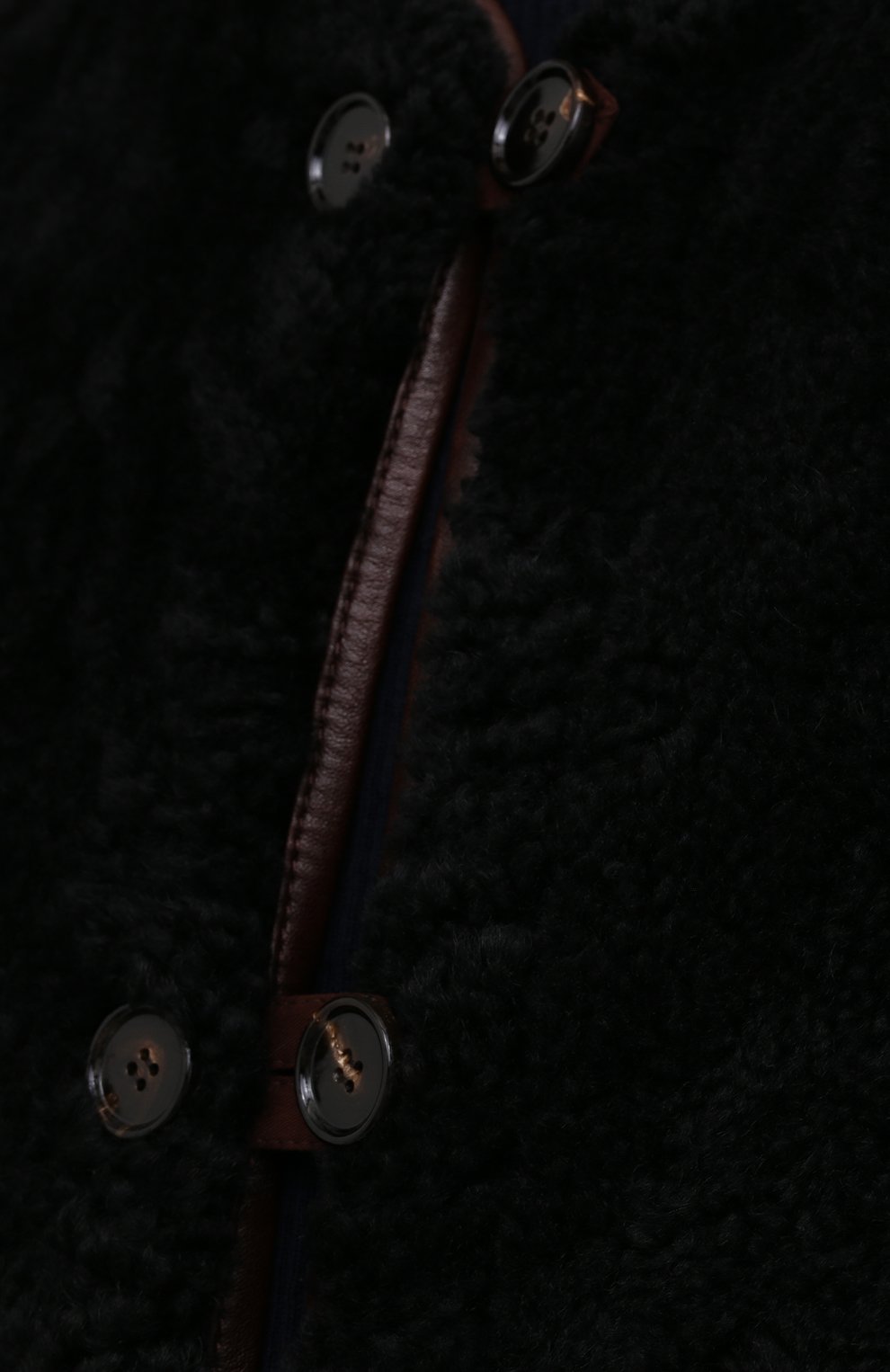 Женская шуба из овчины CHLOÉ черного цвета, арт. CHC21ACM12205 | Фото 5 (Женское Кросс-КТ: Мех; Рукава: Длинные; Материал внешний: Натуральный мех; Длина (верхняя одежда): До колена; Стили: Кэжуэл)