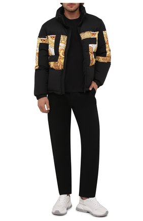Мужская пуховая куртка VERSACE черного цвета по цене 143000 руб., арт. 1001035/1A00707 | Фото 2 Мужская пуховая куртка VERSACE черного цвета, арт. 1001035/1A00707 | Фото 2 (Материал утеплителя: Пух и перо; Материал внешний: Синтетический материал; Длина (верхняя одежда): Короткие; Материал подклада: Синтетический материал; Рукава: Длинные; Кросс-КТ: Куртка; Мужское Кросс-КТ: пуховик-короткий; Стили: Кэжуэл)