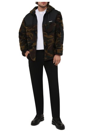 Мужская утепленная куртка VERSACE хаки цвета по цене 95350 руб., арт. 1001031/1A00772 | Фото 2 Мужская утепленная куртка VERSACE хаки цвета, арт. 1001031/1A00772 | Фото 2 (Материал подклада: Синтетический материал; Материал внешний: Синтетический материал; Рукава: Длинные; Длина (верхняя одежда): Короткие; Кросс-КТ: Куртка; Мужское Кросс-КТ: утепленные куртки; Стили: Милитари)