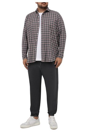 Мужские джинсы KITON серого цвета по цене 95800 руб., арт. UFPPZ/J0330A | Фото 2 Мужские джинсы KITON серого цвета, арт. UFPPZ/J0330A | Фото 2 (Длина (брюки, джинсы): Стандартные; Материал внешний: Хлопок; Кросс-КТ: Деним; Силуэт М (брюки): Прямые; Стили: Кэжуэл)