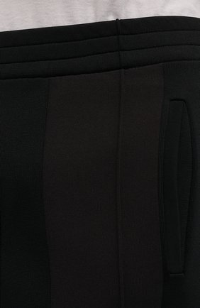 Мужские брюки BOTTEGA VENETA черного цвета, арт. 665907/V0C10 | Фото 5 (Длина (брюки, джинсы): Стандартные; Случай: Повседневный; Материал внешний: Синтетический материал, Вискоза; Стили: Спорт-шик)