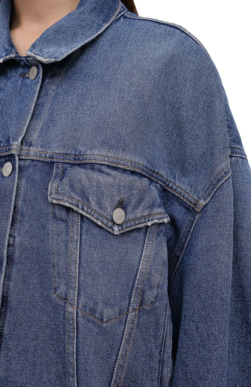 Женская джинсовая куртка ACNE STUDIOS голубого цвета, арт. A90390 | Фото 5 (Кросс-КТ: Куртка, Деним; Рукава: Длинные; Материал внешний: Хлопок, Деним; Длина (верхняя одежда): Короткие; Стили: Кэжуэл)