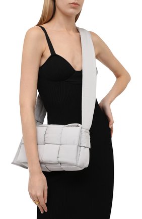 Женская сумка padded tech cassette BOTTEGA VENETA серого цвета по цене 109000 руб., арт. 628951/VB081 | Фото 2 Женская сумка padded tech cassette BOTTEGA VENETA серого цвета, арт. 628951/VB081 | Фото 2 (Материал: Текстиль; Ремень/цепочка: На ремешке; Размер: medium; Сумки-технические: Сумки через плечо)