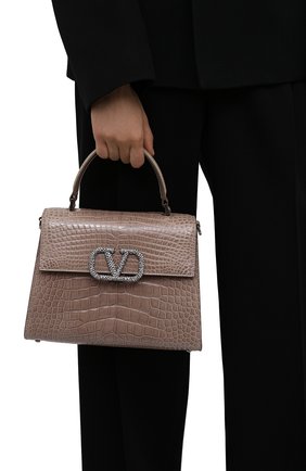 Женская сумка vsling medium из кожи аллигатора VALENTINO темно-бежевого цвета по цене 1915000 руб., арт. WW2B0J20/HKF/AMIS | Фото 2 Женская сумка vsling medium из кожи аллигатора VALENTINO темно-бежевого цвета, арт. WW2B0J20/HKF/AMIS | Фото 2 (Ремень/цепочка: На ремешке; Размер: medium; Сумки-технические: Сумки top-handle)