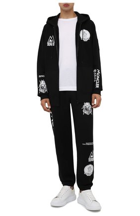 Мужской хлопковая толстовка 2 moncler 1952 MONCLER GENIUS черного цвета по цене 73500 руб., арт. G2-092-8G000-03-809KX | Фото 2 Мужской хлопковая толстовка 2 moncler 1952 MONCLER GENIUS черного цвета, арт. G2-092-8G000-03-809KX | Фото 2 (Материал внешний: Хлопок; Рукава: Длинные; Длина (для топов): Удлиненные; Мужское Кросс-КТ: Толстовка-одежда; Стили: Спорт-шик)