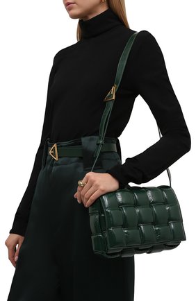 Женская сумка padded cassette BOTTEGA VENETA темно-зеленого цвета по цене 223500 руб., арт. 591970/V13Y1 | Фото 2 Женская сумка padded cassette BOTTEGA VENETA темно-зеленого цвета, арт. 591970/V13Y1 | Фото 2 (Материал: Натуральная кожа; Ремень/цепочка: На ремешке; Сумки-технические: Сумки через плечо; Размер: medium)