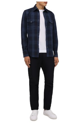 Мужская хлопковая рубашка TOM FORD темно-синего цвета по цене 72200 руб., арт. 2FT821/94MEKI | Фото 2 Мужская хлопковая рубашка TOM FORD темно-синего цвета, арт. 2FT821/94MEKI | Фото 2 (Длина (для топов): Стандартные; Материал внешний: Хлопок; Рукава: Длинные; Случай: Повседневный; Принт: Клетка; Рубашки М: Slim Fit; Манжеты: На кнопках; Воротник: Кент; Стили: Кэжуэл)