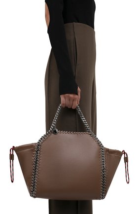 Женская сумка falabella medium STELLA MCCARTNEY коричневого цвета по цене 89300 руб., арт. 700231/W8836 | Фото 2 Женская сумка falabella medium STELLA MCCARTNEY коричневого цвета, арт. 700231/W8836 | Фото 2 (Материал: Текстиль, Экокожа; Сумки-технические: Сумки через плечо, Сумки top-handle; Ремень/цепочка: На ремешке; Размер: medium; Ошибки технического описания: Нет ширины)