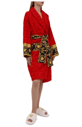 Женский хлопковый халат VERSACE красного цвета по цене 41750 руб., арт. ZACJ00008/ZC0SP052 | Фото 2 Женский хлопковый халат VERSACE красного цвета, арт. ZACJ00008/ZC0SP052 | Фото 2 (Материал внешний: Хлопок; Рукава: Длинные; Длина Ж (юбки, платья, шорты): До колена)