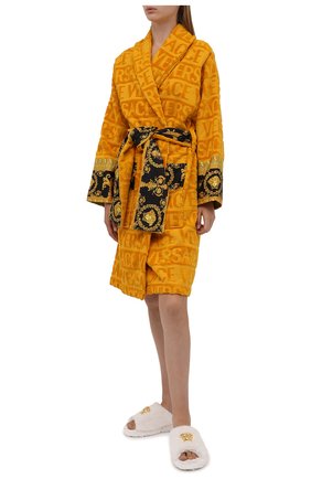 Женский хлопковый халат VERSACE оранжевого цвета по цене 41750 руб., арт. ZACJ00008/ZC0SP052 | Фото 2 Женский хлопковый халат VERSACE оранжевого цвета, арт. ZACJ00008/ZC0SP052 | Фото 2 (Материал внешний: Хлопок; Рукава: Длинные; Длина Ж (юбки, платья, шорты): До колена)