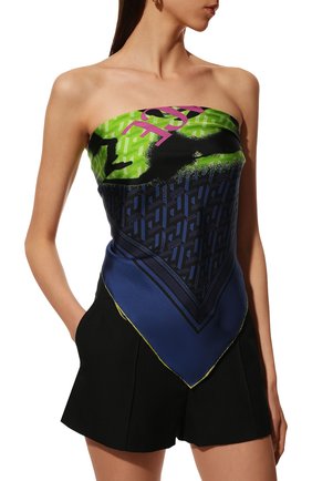 Женский шелковый платок VERSACE темно-синего цвета по цене 34400 руб., арт. 1001600/1A01907 | Фото 2 Женский шелковый платок VERSACE темно-синего цвета, арт. 1001600/1A01907 | Фото 2 (Материал: Текстиль, Шелк)
