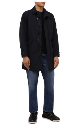 Мужской пуховый плащ STONE ISLAND темно-синего цвета по цене 99900 руб., арт. 751570449 | Фото 2 Мужской пуховый плащ STONE ISLAND темно-синего цвета, арт. 751570449 | Фото 2 (Материал подклада: Синтетический материал; Материал утеплителя: Пух и перо; Материал внешний: Синтетический материал; Мужское Кросс-КТ: Плащ-верхняя одежда; Рукава: Длинные; Длина (верхняя одежда): До середины бедра; Стили: Кэжуэл)