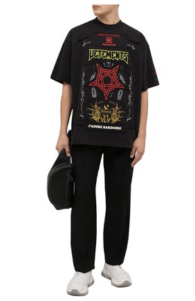 Мужская хлопковая футболка VETEMENTS черного цвета по цене 56400 руб., арт. UA52TR680X 1610/M | Фото 2 Мужская хлопковая футболка VETEMENTS черного цвета, арт. UA52TR680X 1610/M | Фото 2 (Длина (для топов): Удлиненные; Материал внешний: Хлопок; Рукава: Короткие; Принт: С принтом; Стили: Панк)