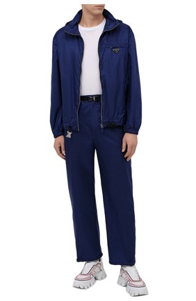 Мужская куртка PRADA синего цвета по цене 130000 руб., арт. SGB929-1WQ9-F0216-212 | Фото 2 Мужская куртка PRADA синего цвета, арт. SGB929-1WQ9-F0216-212 | Фото 2 (Материал внешний: Синтетический материал; Кросс-КТ: Куртка, Ветровка; Длина (верхняя одежда): Короткие; Стили: Спорт-шик)