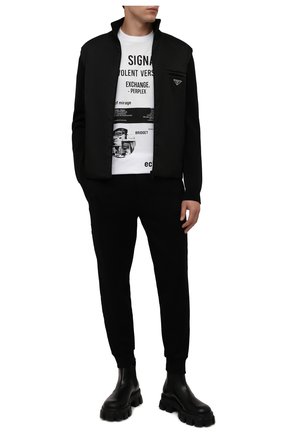 Мужские джоггеры PRADA черного цвета по цене 87000 руб., арт. UJP180-1YFJ-F0806-212 | Фото 2 Мужские джоггеры PRADA черного цвета, арт. UJP180-1YFJ-F0806-212 | Фото 2 (Материал внешний: Синтетический материал, Хлопок; Мужское Кросс-КТ: Брюки-трикотаж; Силуэт М (брюки): Джоггеры; Стили: Спорт-шик)