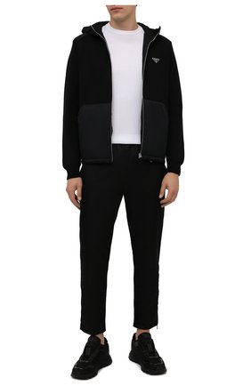 Мужской кардиган PRADA черного цвета по цене 175000 руб., арт. UMG060-1PT9-F0002-212 | Фото 2 Мужской кардиган PRADA черного цвета, арт. UMG060-1PT9-F0002-212 | Фото 2 (Материал внешний: Шерсть, Синтетический материал; Мужское Кросс-КТ: Кардиган-одежда; Стили: Минимализм)
