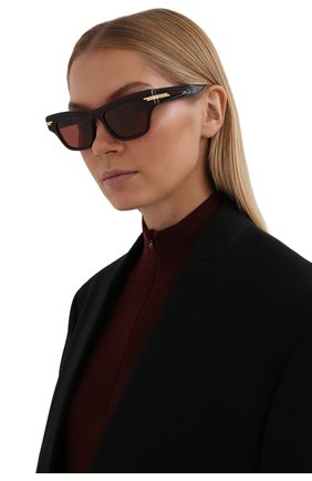 Женские солнцезащитные очки BOTTEGA VENETA бордового цвета, арт. 669573/V2330 | Фото 2 (Материал: Пластик; Тип очков: С/з; Очки форма: Cat-eye; Оптика Гендер: оптика-женское)