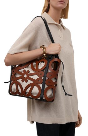 Женский сумка-тоут anagram small LOEWE коричневого цвета по цене 130500 руб., арт. A821Q05X01 | Фото 2 Женский сумка-тоут anagram small LOEWE коричневого цвета, арт. A821Q05X01 | Фото 2 (Сумки-технические: Сумки-шопперы; Размер: medium; Материал: Натуральная кожа)
