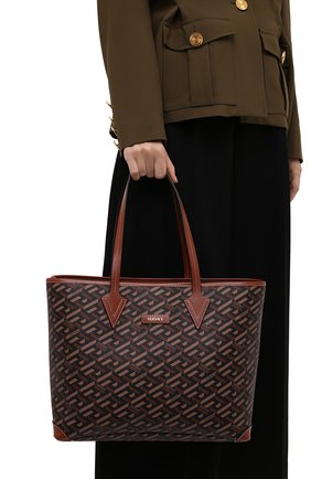 Женский сумка-тоут monogram VERSACE коричневого цвета по цене 68600 руб., арт. 1002218/1A01444 | Фото 2 Женский сумка-тоут monogram VERSACE коричневого цвета, арт. 1002218/1A01444 | Фото 2 (Размер: medium; Материал: Экокожа; Ошибки технического описания: Нет ширины; Сумки-технические: Сумки-шопперы)