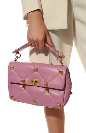 Женская сумка roman stud large VALENTINO розового цвета по цене 217500 руб., арт. WW0B0I60/BSF | Фото 2 Женская сумка roman stud large VALENTINO розового цвета, арт. WW0B0I60/BSF | Фото 2 (Материал: Натуральная кожа; Размер: large; Ремень/цепочка: На ремешке; Сумки-технические: Сумки top-handle)