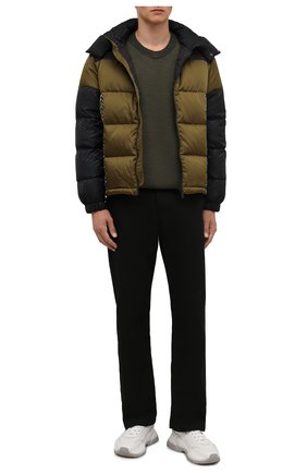 Мужская пуховая куртка VERSACE хаки цвета по цене 162500 руб., арт. 1002645/1A01813 | Фото 2 Мужская пуховая куртка VERSACE хаки цвета, арт. 1002645/1A01813 | Фото 2 (Рукава: Длинные; Материал утеплителя: Пух и перо; Материал подклада: Синтетический материал; Длина (верхняя одежда): Короткие; Материал внешний: Синтетический материал; Кросс-КТ: Куртка; Мужское Кросс-КТ: пуховик-короткий; Стили: Кэжуэл)
