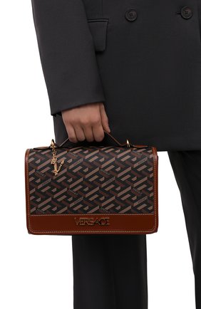 Женская сумка monogram VERSACE коричневого цвета по цене 82750 руб., арт. 1001908/1A02129 | Фото 2 Женская сумка monogram VERSACE коричневого цвета, арт. 1001908/1A02129 | Фото 2 (Ремень/цепочка: На ремешке; Размер: small; Материал: Экокожа; Сумки-технические: Сумки через плечо, Сумки top-handle)